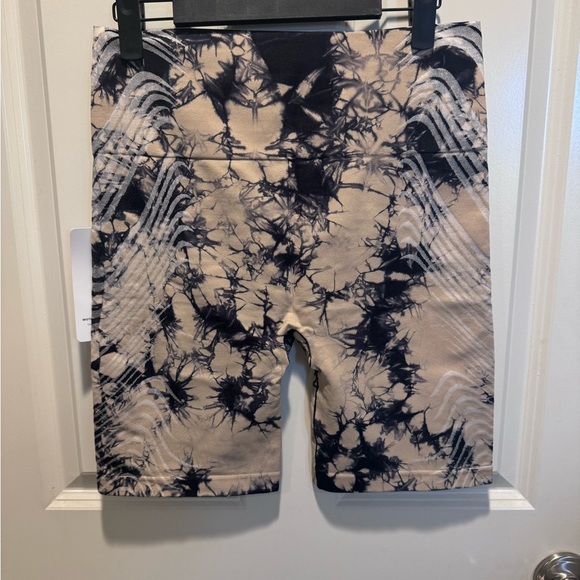 Athleta Black and Cream Patterned Shorts - Picture 3 of 3